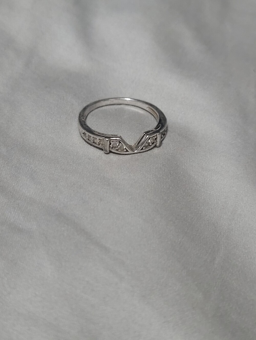 Sterling Silver V-Accent Solitaire Ring in Silver
